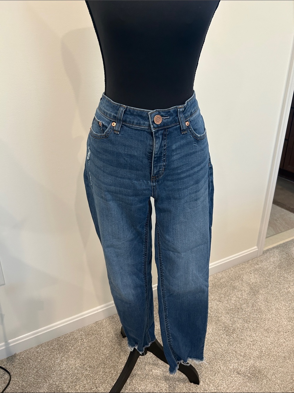Women's cropped Blue Jeans